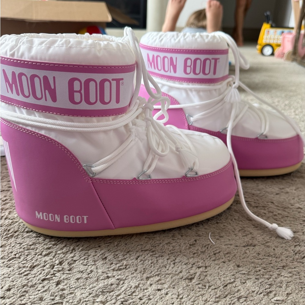 Moon Boot Women's Pink and White Winter Boots